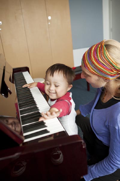 A child and music therapist