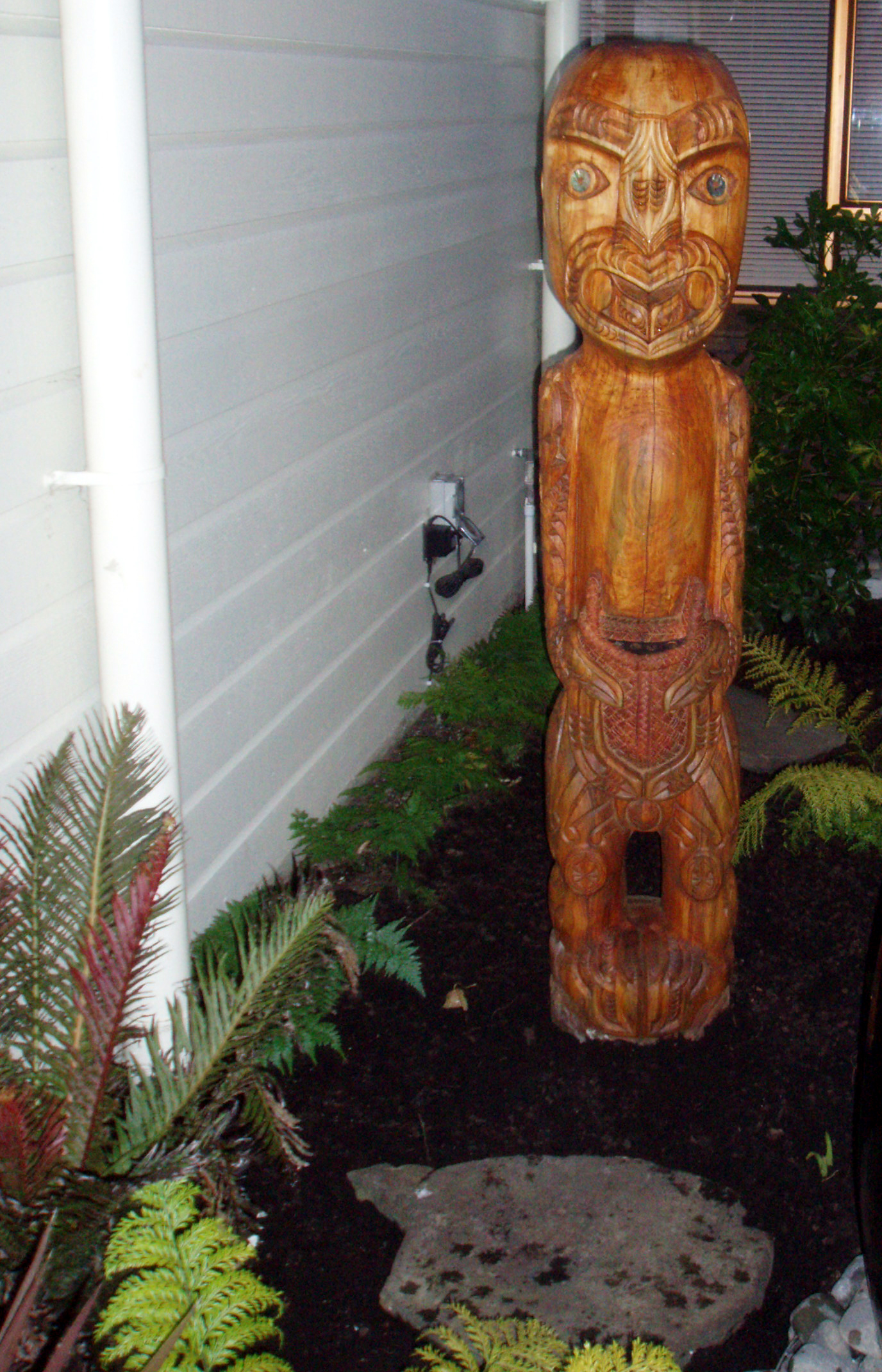 The pou (carved pole), in the garden in front of the North Shore Hospice