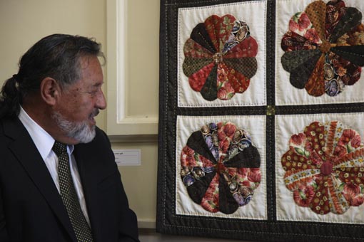 The Hon Dr Pita Sharples admires the Dresden Plate quilt