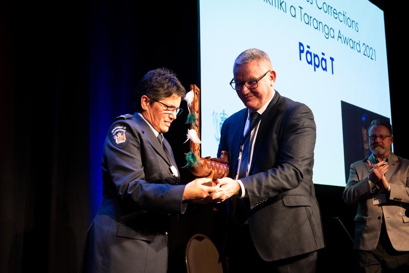 Leonie Aben, Prison Director, Hawkes Bay Regional Prison, accepts the Maui Tikitiki a Taranaga Award 2021 on behalf of recipient Pāpā T, from Hon Kelvin Davis