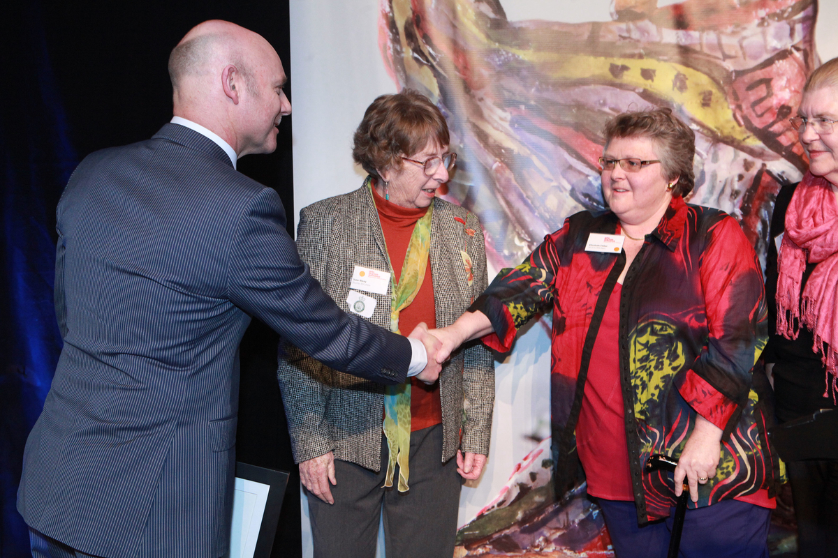 Ray Smith presents the Big 'A' Highly Commended citation to members of the Shut-In Stitchers Quilting Volunteers of Arohata Prison