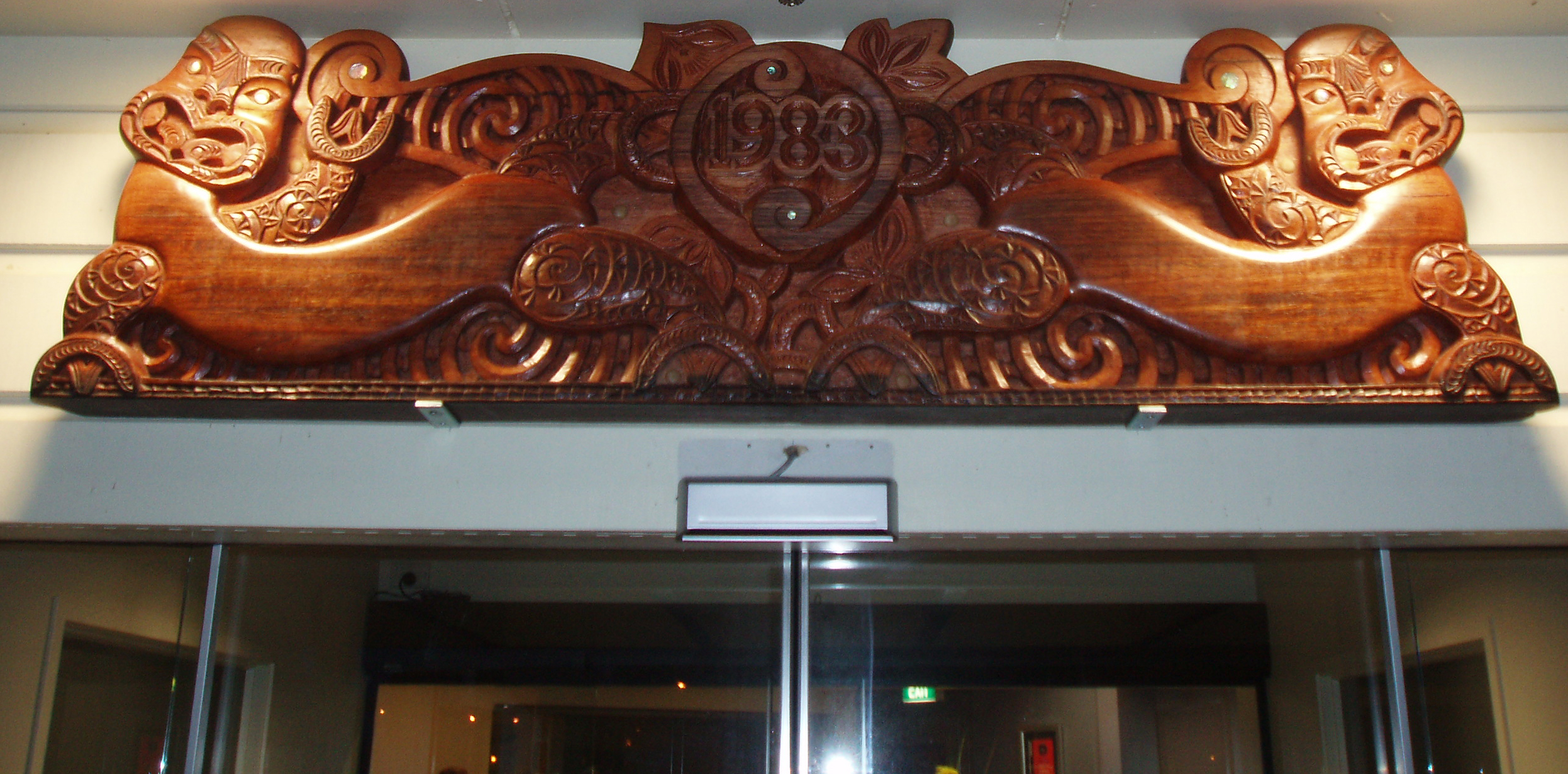 The pare (lintel) above  the entranceway to the North Shore Hospice